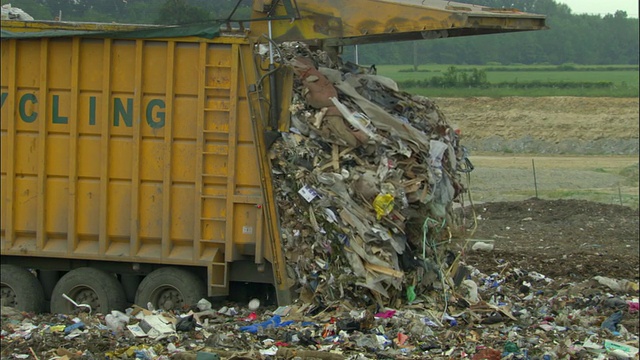 英国牛津郡阿德利垃圾填埋场倾倒垃圾视频素材