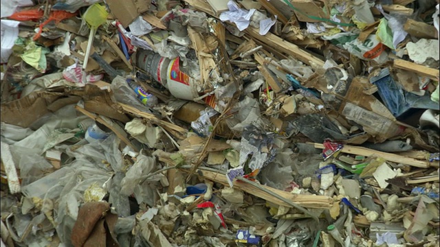 CU，英国牛津郡阿德利垃圾填埋场的一堆垃圾视频素材