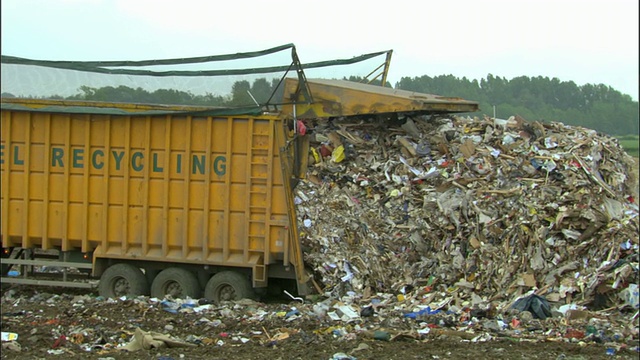 英国牛津郡阿德利垃圾填埋场倾倒垃圾视频素材