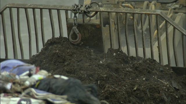 在英国牛津郡阿德利垃圾填埋场，用推土机推着垃圾堆视频素材