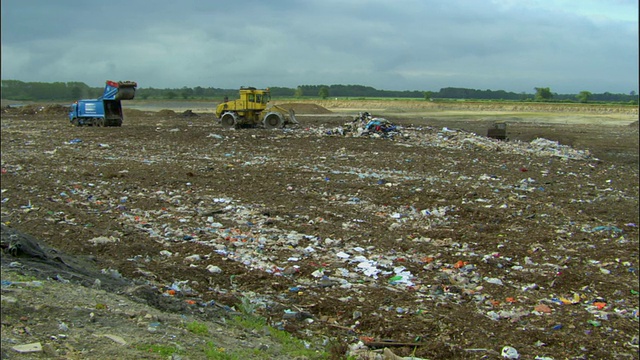 英国牛津郡阿德利垃圾填埋场的推土机视频下载