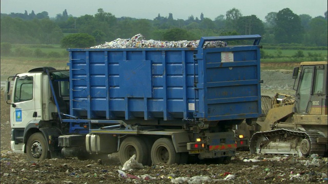 英国牛津郡阿德利垃圾填埋场的自卸卡车视频下载