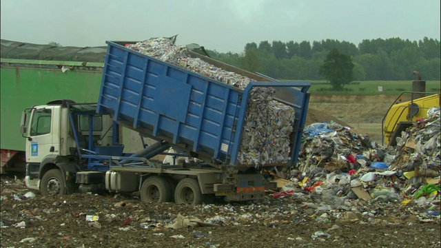 英国牛津郡阿德利垃圾填埋场的自卸卡车视频素材