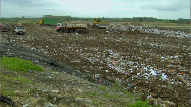 英国牛津郡阿德利垃圾填埋场的自卸卡车和推土机视频素材