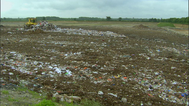 英国牛津郡阿德利垃圾填埋场的自卸卡车和推土机视频素材