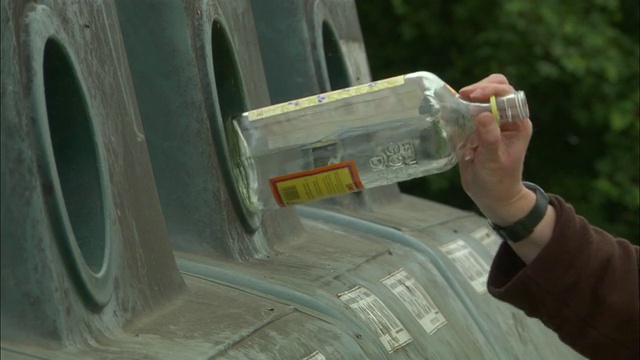 英国牛津郡阿德利，将瓶子放入回收箱视频下载
