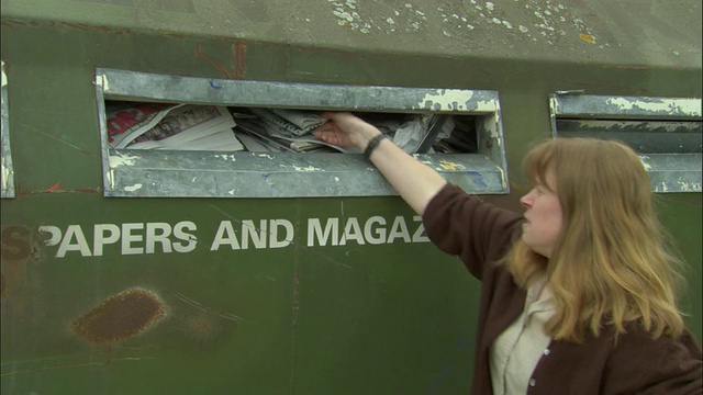 ZI, CU，英国牛津郡阿德利，将报纸放入回收箱的妇女视频下载
