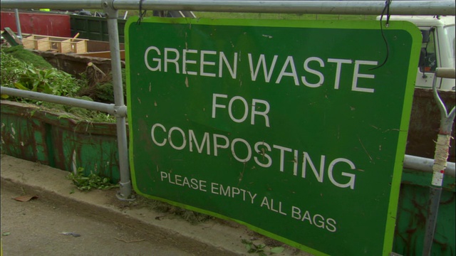 CU，英国牛津郡阿德利回收中心的堆肥容器视频下载