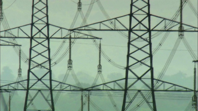 英国，电力塔在野外的剪影视频素材