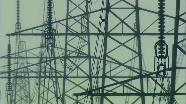 CU，天空中电线塔的剪影，英国视频下载