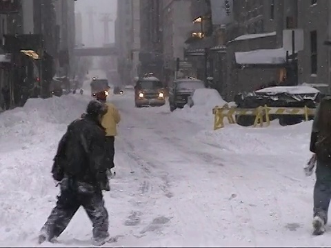 WS，越野滑雪者沿着城市街道在大雪，纽约市，纽约，美国视频素材