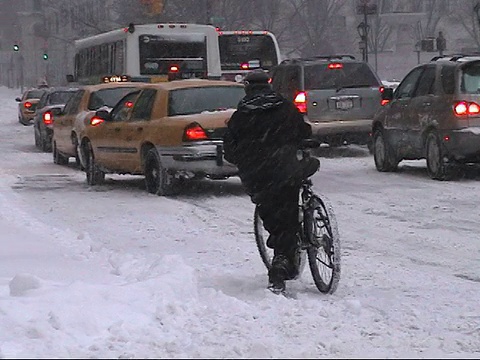 美国纽约，纽约市，城市街道在大雪中交通拥挤视频下载