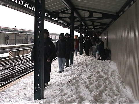 美国纽约，人们在雪地里等候在室外地铁站台上视频素材