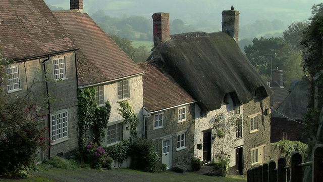 MS ZO WS View down Gold Hill / Shaftesbury，英国视频素材