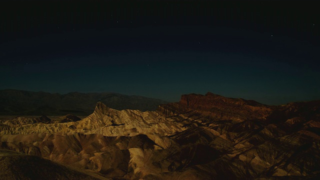 死亡谷的T/L WS Zabriskie Point从黄昏到月光下的星空/美国加利福尼亚州因约县视频素材