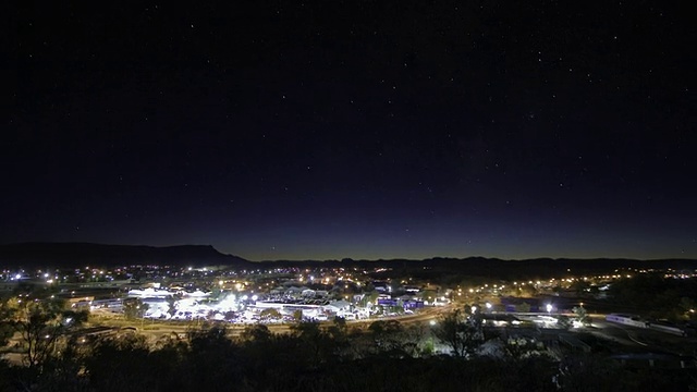 T/L, HA, WS, Alice Springs cityscape，白天到晚上，澳大利亚视频素材