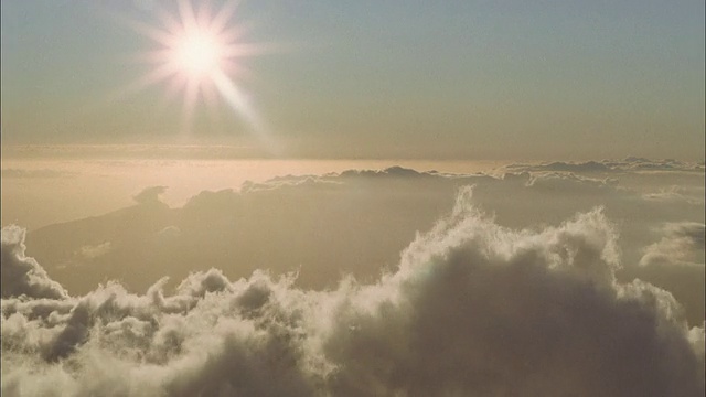 T/L, WS，日落和蓬松的云在前景，毛伊岛，夏威夷，美国视频素材