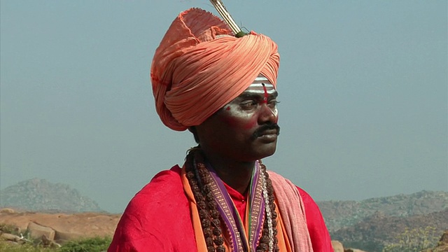 CU, ZO, WS, Sadhu meditating on rock, Hampi, Karnataka，印度视频素材