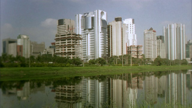 横跨河流的市中心地区天际线，圣保罗，巴西视频素材