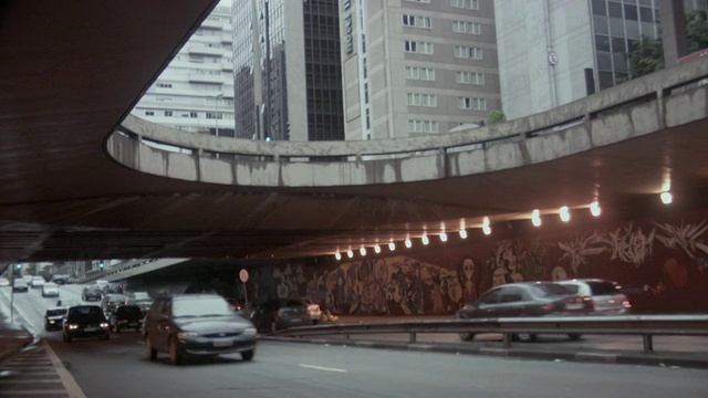 巴西立交桥下的交通视频素材
