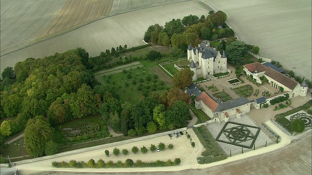 AERIAL, Fields和Chateau du Rivau, Rivau, Rivau, Touraine，法国视频素材