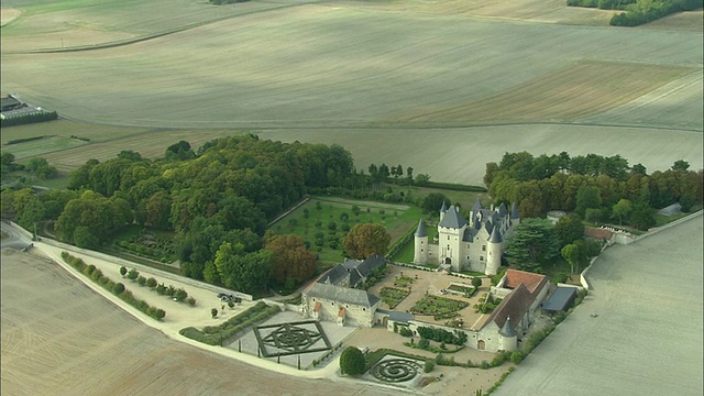 AERIAL, Chateau du Rivau被田野包围，Rivau, Touraine, France视频素材