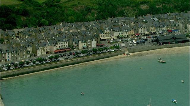 天线，码头和海滨房屋，Cancale，布列塔尼，法国视频素材