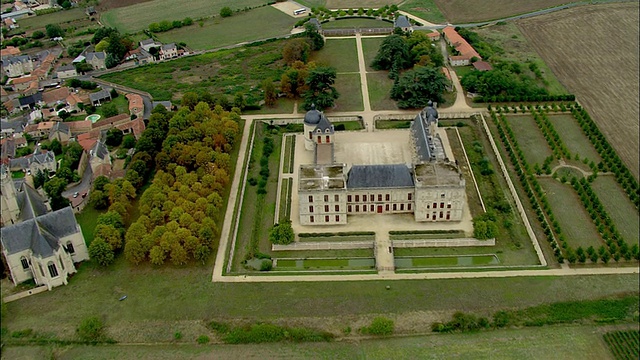 AERIAL, Fields和Chateau d'Oiron, deaux - sevres，法国视频素材