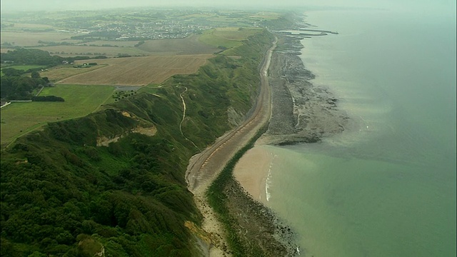 空中，海岸悬崖沿着奥马哈海滩，Arromanches，法国诺曼底视频素材