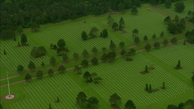 AERIAL, ZO，诺曼底美国人公墓和纪念碑，沿着奥马哈海滩，Colleville-sur-Mer，法国诺曼底视频素材