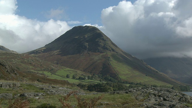 英国坎布里亚郡，湖区国家公园，废水湖附近的山视频素材