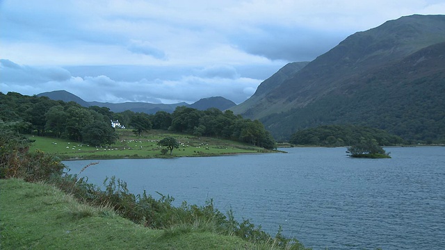 英国坎布里亚郡湖区国家公园，群山环绕的克鲁姆莫克水湖视频素材