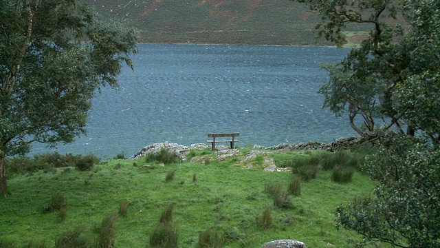 ZO, MS, HA, Lone bench facing Buttermere lake，湖区国家公园，坎布里亚，英格兰视频素材