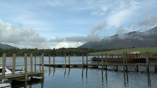 英国坎布里亚郡湖区国家公园的Derwent Water码头和船视频素材