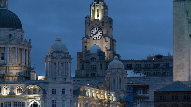 CU, ZO, MS，皇家肝脏大厦黄昏灯光，Albert Dock，利物浦，英国视频素材