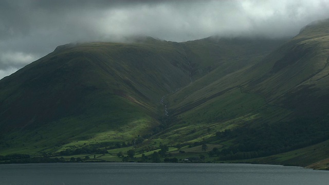 英国坎布里亚郡，废水湖，厚厚的云层覆盖着群山视频素材