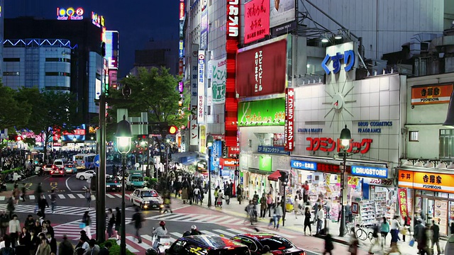 日本东京新宿武藏野街十字路口的交通和行人的时间流逝图视频素材