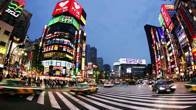 延时低角度广角拍摄东新宿十字路口的交通和行人/东京，日本视频素材