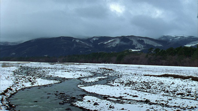 日本福岛民卡公园的雪山小溪的广角镜头视频下载