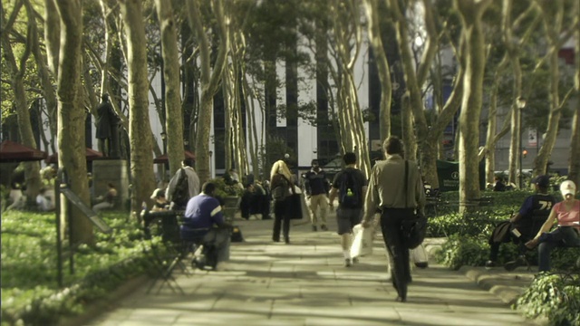 MS, People in Bryant park，纽约，纽约，美国视频素材