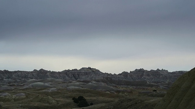 WS, PAN，停止标志和岩层在Badlands国家公园在黄昏，南达科他，美国视频素材