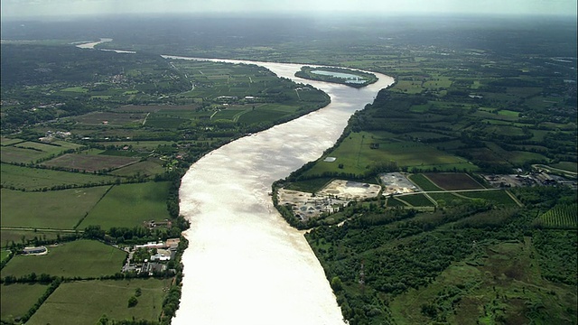 法国波尔多附近的AERIAL, Fields和Garonne河，阿基坦视频素材