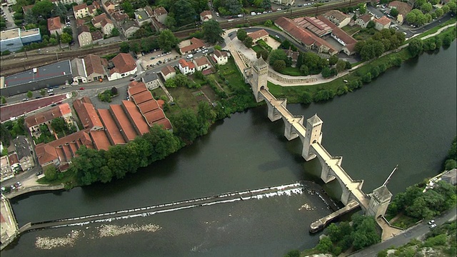 ZO, AERIAL, Pont Valentre, Cahors, Midi-Pyrenees，法国视频素材