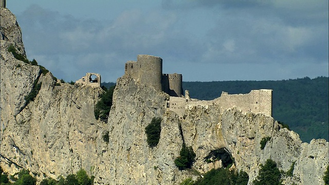 低空中，Cathar城堡，Peyrepertuse，朗格多克-鲁西永，法国视频素材