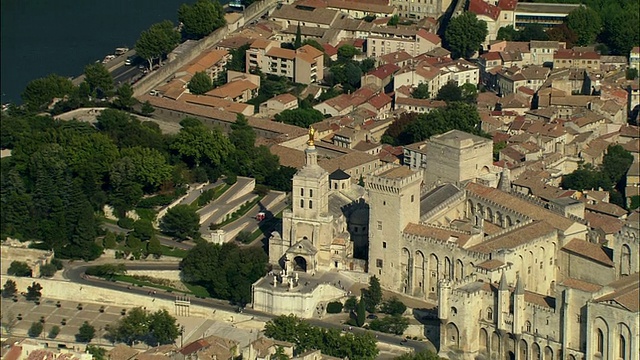 ZO, AERIAL, Cathedral, Palais des Papes and view of Avignon, provence -阿尔卑斯- cote d'Azur, France视频素材