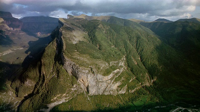 在西班牙的背景中，空中的高山视频素材