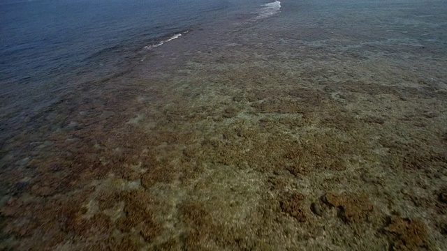 在委内瑞拉的海面上有一些海浪/暗礁视频素材