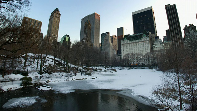 T/L, WS，被雪覆盖的中央公园，摩天大楼的背景，白天到晚上，美国纽约市视频素材