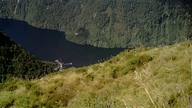 高角度宽镜头直升机爬上卡瓦劳河上方的山面/跟踪镜头飞过CAM /南岛视频素材