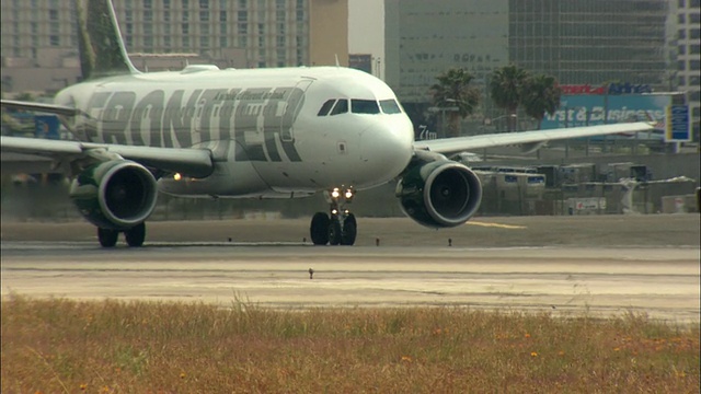 美国加州洛杉矶国际机场停机坪上的边境航空公司飞机视频素材